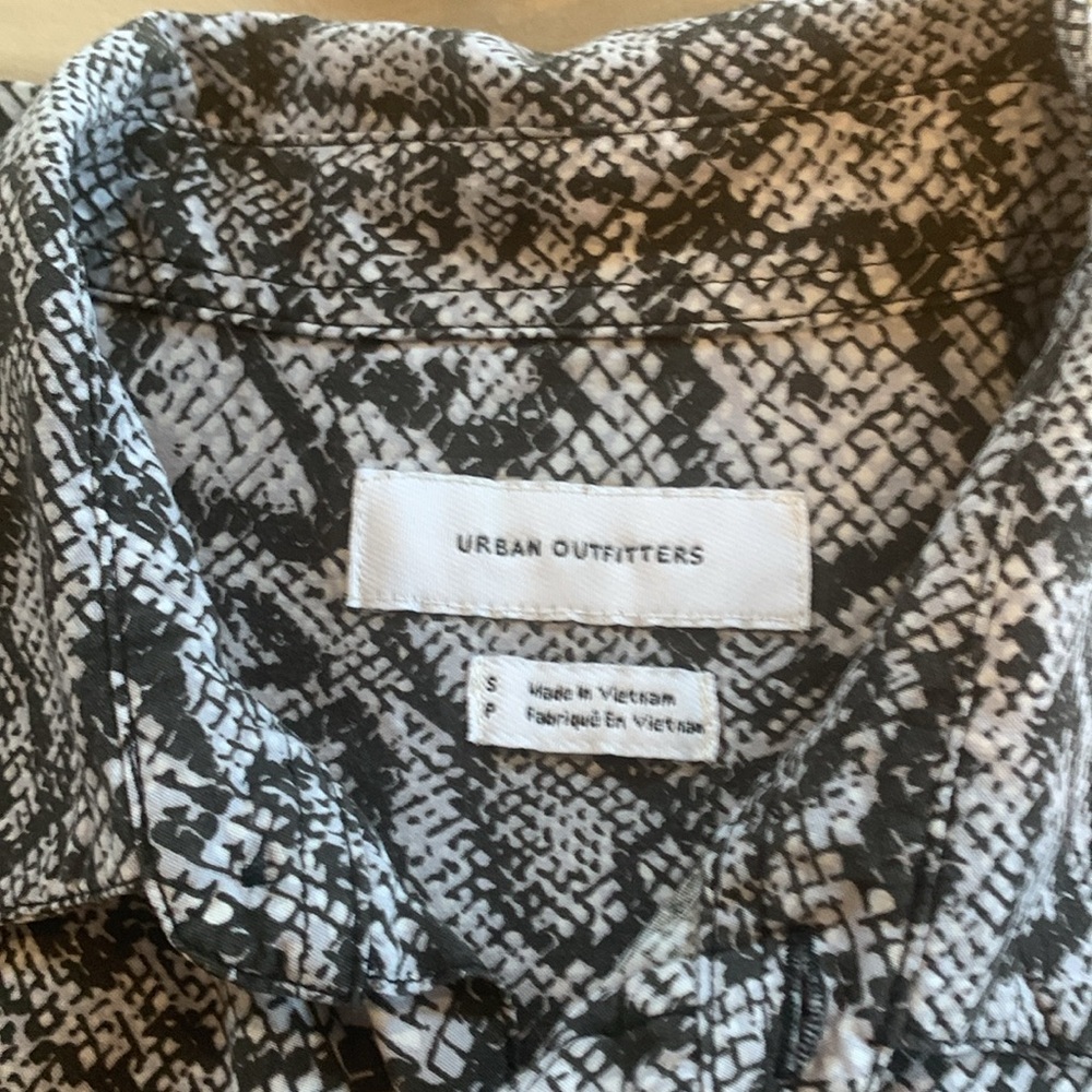Urban Outfitters Snake Skin Design Button Down Shortsleeved Top Size Small - Picture 11 of 13